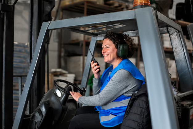 Claudia al lavoro con il muletto